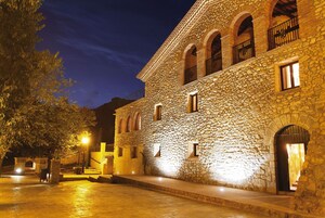 Fachada da propriedade à noite