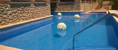 Una piscina cubierta, una piscina al aire libre de temporada