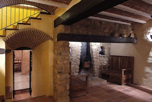 Lobby sitting area - La Figuerola Hotel & Restaurant (Vandellos i l'Hospitalet de l'Infant)