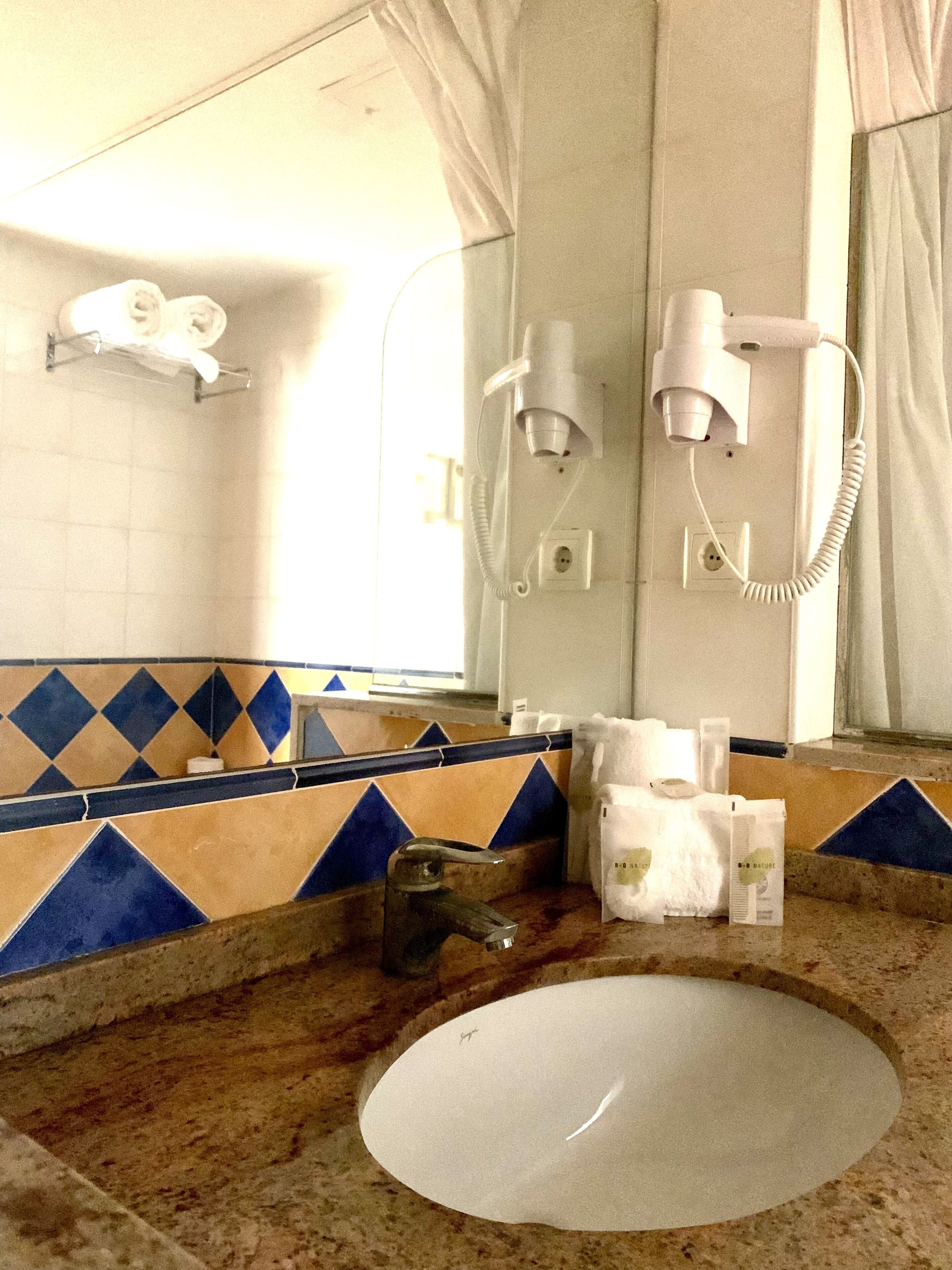 Salle de bain | Ensemble baignoire-douche, séchoir à cheveux, bidet, serviettes fournies