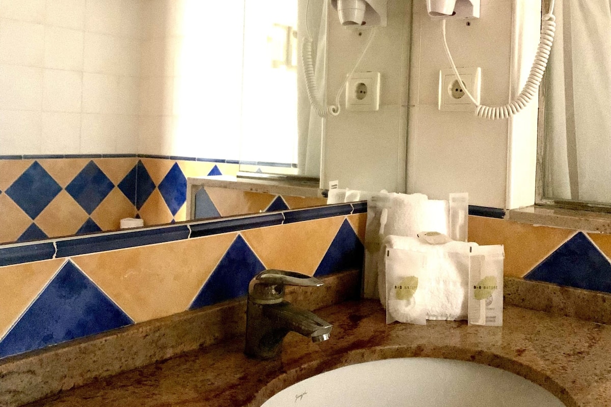 Salle de bain | Ensemble baignoire-douche, séchoir à cheveux, bidet, serviettes fournies