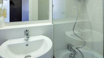 Dreibettzimmer | Badezimmer | Kostenlose Toilettenartikel, Haartrockner, Handtücher