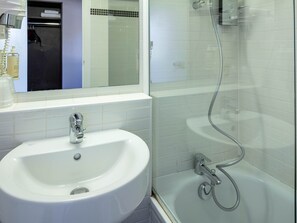 Quarto triplo | Banheiro | Produtos de toalete grátis, secador de cabelo (mediante solicitação)