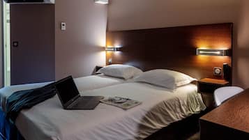 Habitación doble | Ropa de cama de alta calidad, caja fuerte, escritorio y cortinas opacas