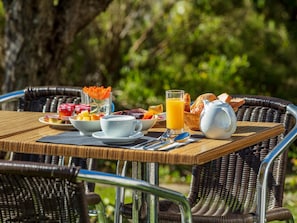 Buffet déjeuner servi tous les jours en supplément