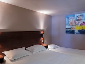 Chambre triple | Literie de qualitĂ©, coffre-fort, bureau, rideaux dâobscurcissement