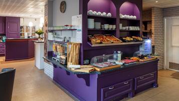 Her gün açık büfe kahvaltı (kişi başı 12 EUR)