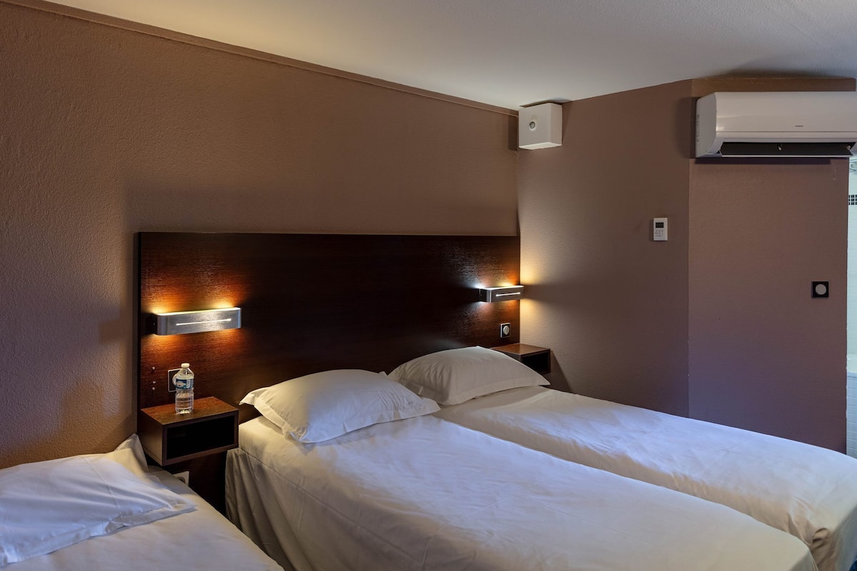 Driepersoonskamer | Luxe beddengoed, een kluis op de kamer, een bureau