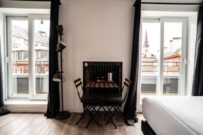 Quarto casal ou duplo clássico, para não fumantes, ar-condicionado | Roupas de cama premium, escrivaninha, cortinas blackout