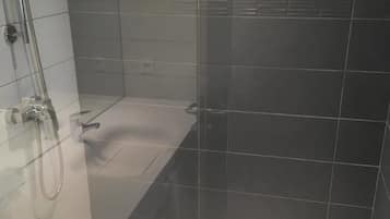 Douche, sĂšche-cheveux, serviettes fournies, savon