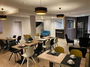 Daily buffet breakfast (EUR 18 per person) - Hotel de Quebec (Rouen)