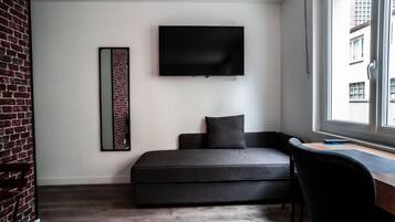 Desk, blackout drapes, soundproofing, free WiFi