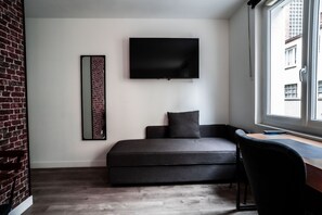 Desk, blackout curtains, soundproofing, free WiFi - Hotel de Quebec (Rouen)