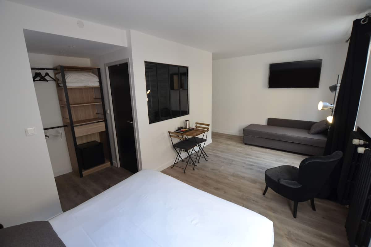 Desk, blackout curtains, soundproofing, free WiFi