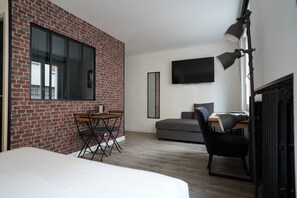 Roupas de cama premium, escrivaninha, cortinas blackout