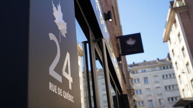 A building facade with a sign indicating "24 Rue de Québec".