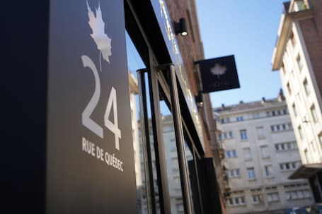 A building facade with a sign indicating "24 Rue de Québec".