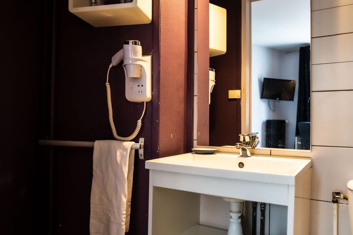 standard double room, non smoking, air conditioning | bathroom | shower, hair dryer, towels, soap