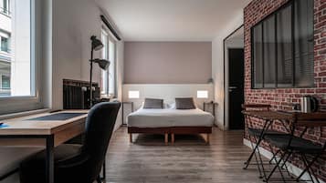 Klassieke tweepersoonskamer, 1 tweepersoonsbed, niet-roken, airconditioning | Een bureau, verduisterende gordijnen, geluiddichte muren, gratis wifi