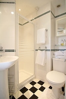 Standard Double Room, Ensuite | Bathroom | Shower, free toiletries, hair dryer, towels
