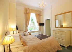 高级双人房 (Ground Floor) | 高档床上用品、特色装修、特色家居、办公桌