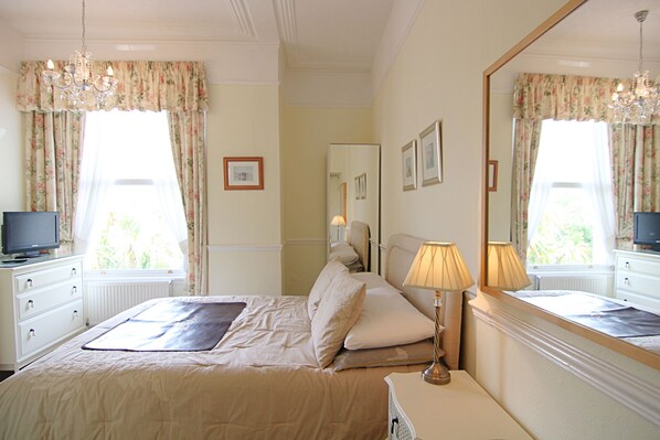 Chambre Double Standard, salle de bains attenante | Literie de qualité supérieure, décoration personnalisée