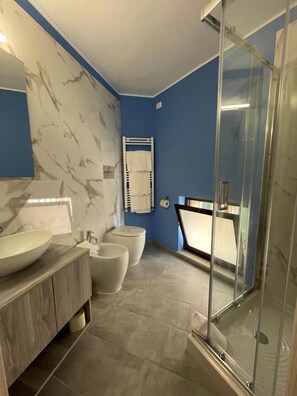 Combined shower/tub, free toiletries, hair dryer, bidet - Hotel Touring Gardone Riviera (Gardone Riviera)
