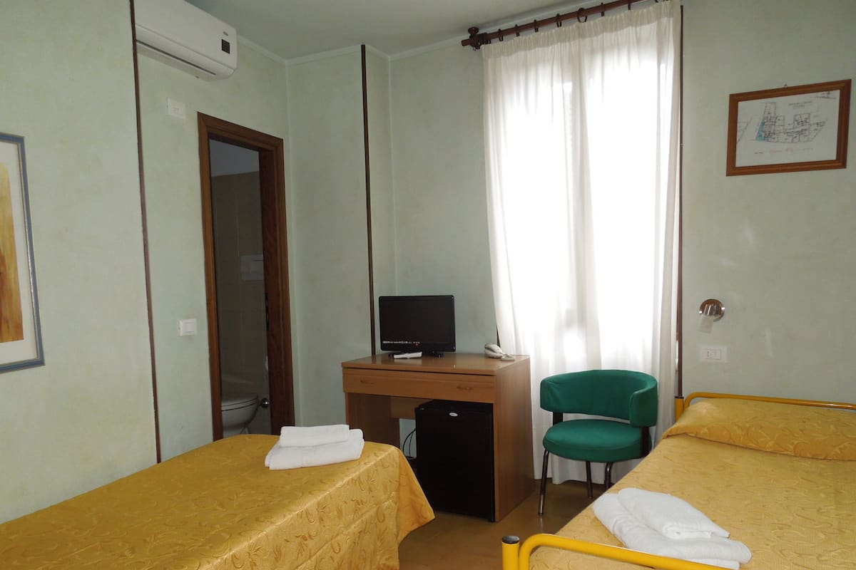 Sábanas italianas Frette, minibar y caja de seguridad en la habitación