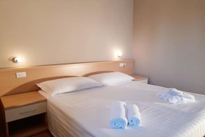 意大利 Frette 床单、迷你吧、客房内保险箱、遮光窗帘