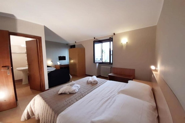 Italialaiset Frette-lakanat, minibaari, tallelokero huoneessa