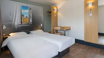 Habitación con 2 camas individuales, para no fumadores | Ropa de cama de alta calidad y escritorio