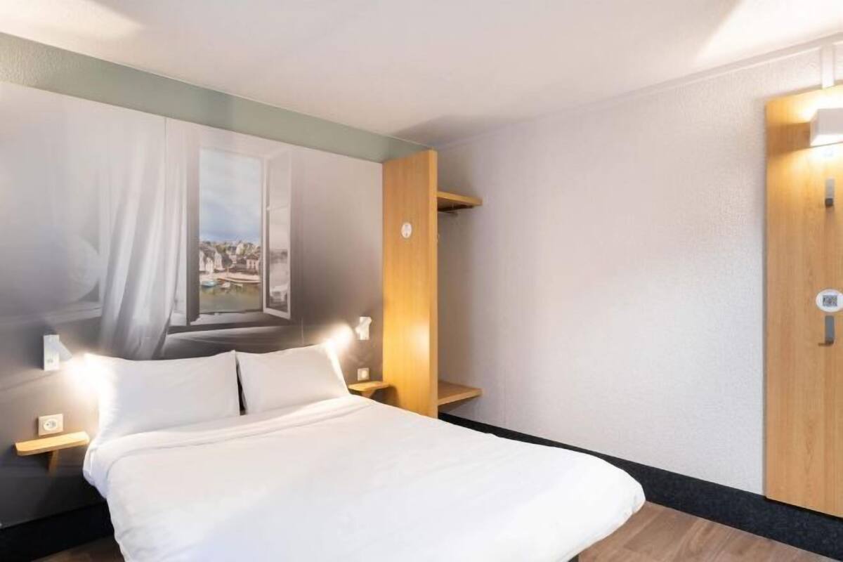 Peralatan tempat tidur premium, meja, ruang kerja komputer riba