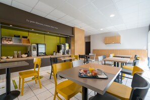 朝食 (ビュッフェ)、毎日提供 (有料)