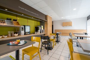 Se ofrece un desayuno bufé todos los días (por un coste adicional)