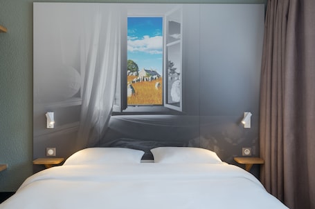 Premium bedding, desk, laptop workspace, blackout curtains. B&B HOTEL Auray Carnac