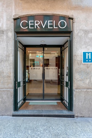 Exterior - Hostal Cervelo (Madrid)