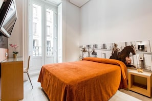 Caja de seguridad en la habitación y escritorio