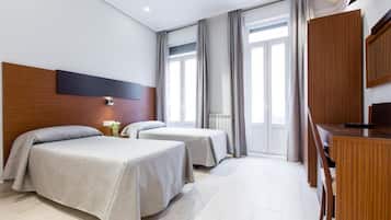 Twin kamer | Een kluis op de kamer, een bureau, geluiddichte muren, gratis wifi