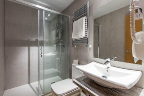 Habitación cuádruple | Baño | Ducha, artículos de higiene personal gratuitos y secador de pelo