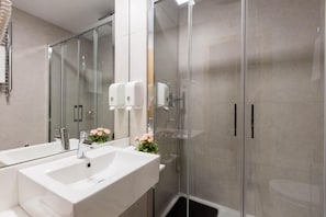 Ducha, artículos de tocador gratuitos, secador de pelo, toallas