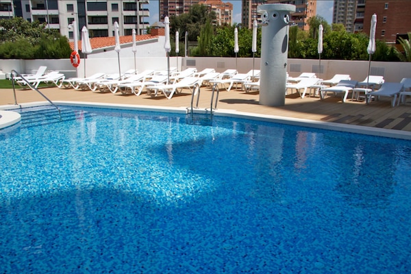 Außenpool, geöffnet von 09:00 Uhr bis 19:00 Uhr, Sonnenschirme