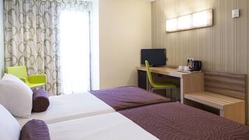 Camera Standard con letto matrimoniale o 2 letti singoli, balcone | Minibar, una scrivania, tende oscuranti, insonorizzazione