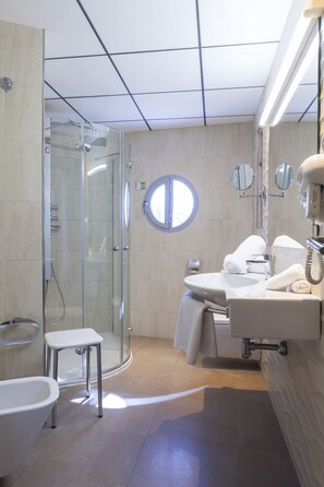 Shower, hydromassage showerhead, free toiletries, hair dryer - Riviera Beachotel - Recommended for Adults (Benidorm)