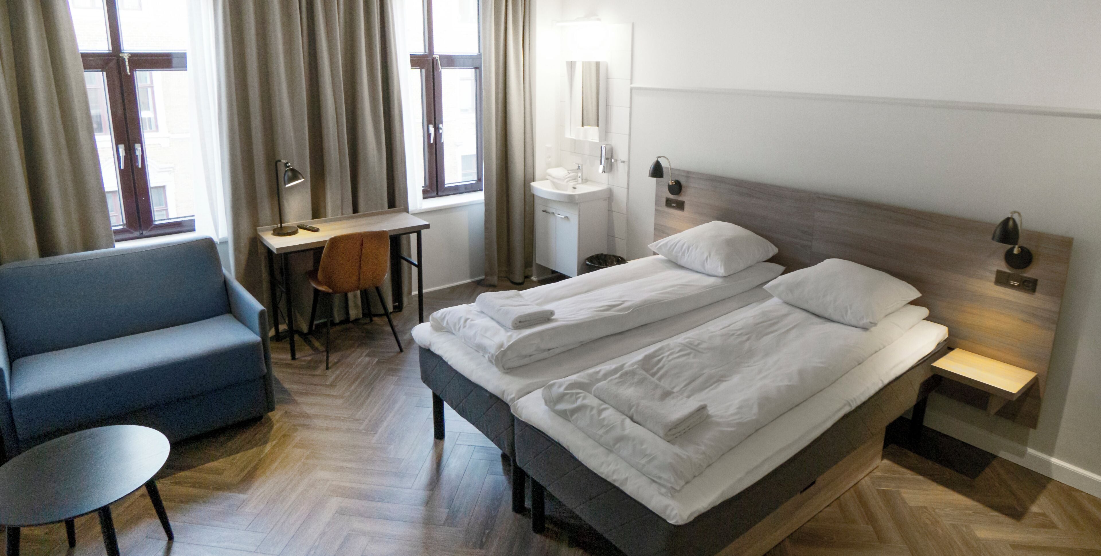 Quadrupla Economy, bagno condiviso (2 Twin Beds and 2 Sofa Beds) | Una scrivania, ferro/asse da stiro, Wi-Fi gratuito, lenzuola