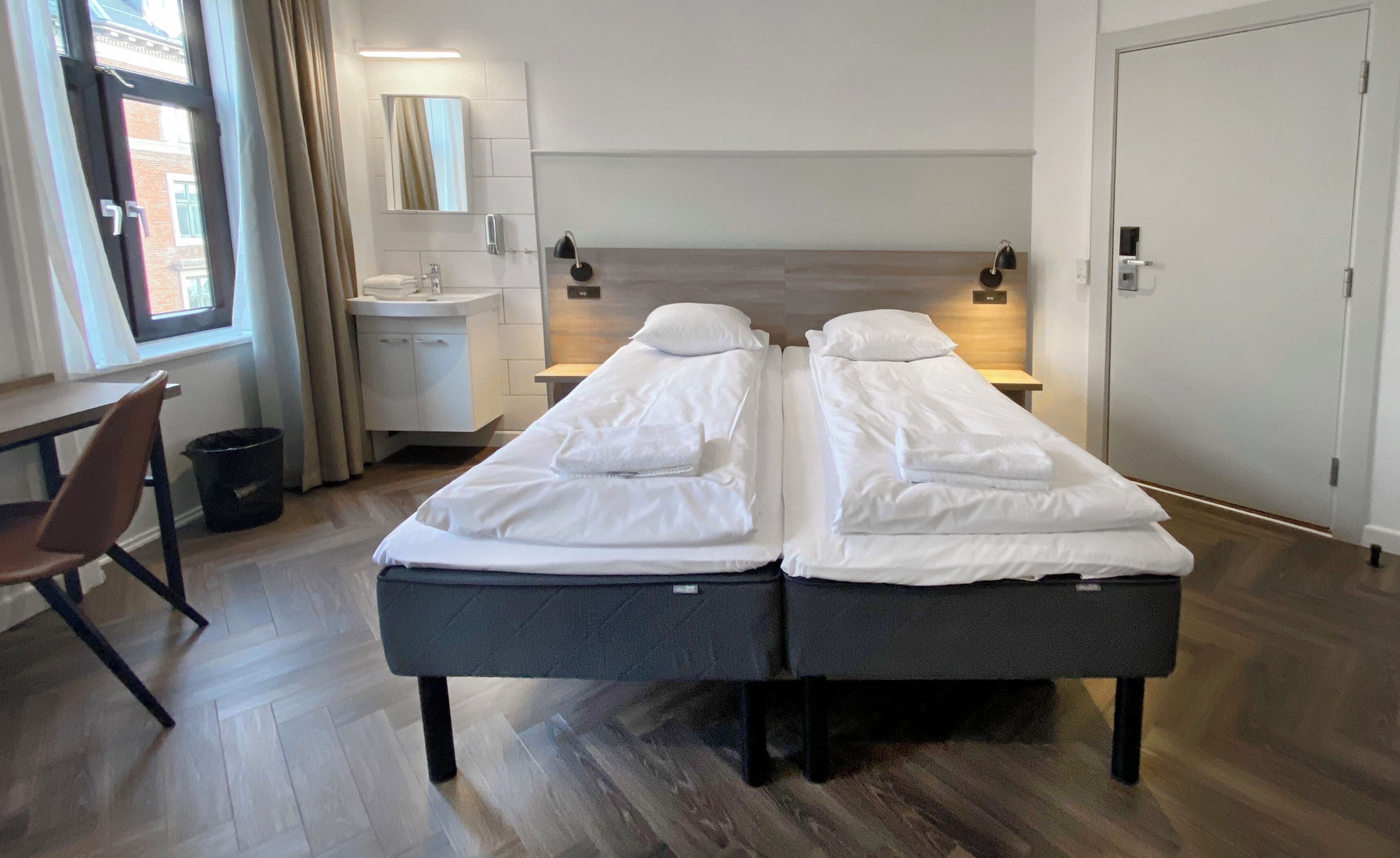 Quadrupla Economy, bagno condiviso (Double Bed and 2 Sofa Beds) | Una scrivania, ferro/asse da stiro, Wi-Fi gratuito, lenzuola