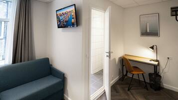 Tremannsrom – standard, privat bad (Twin Beds and Sofa Bed) | Skrivebord, strykejern/-brett, wi-fi (inkludert) og sengetøy