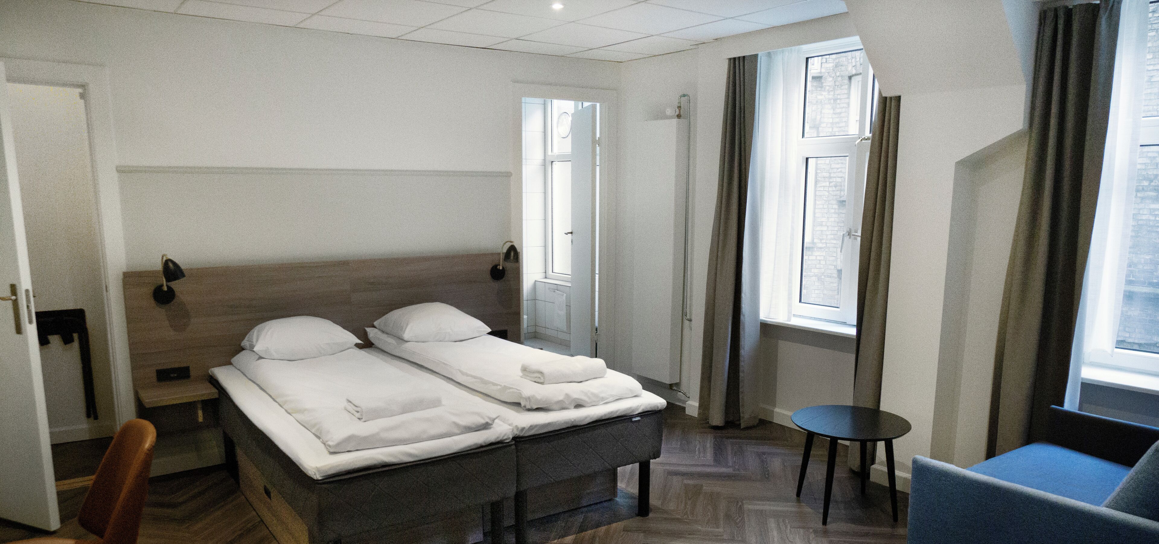 Quadrupla Standard, bagno privato (Double Bed and 2 Sofa Beds) | Una scrivania, ferro/asse da stiro, Wi-Fi gratuito, lenzuola