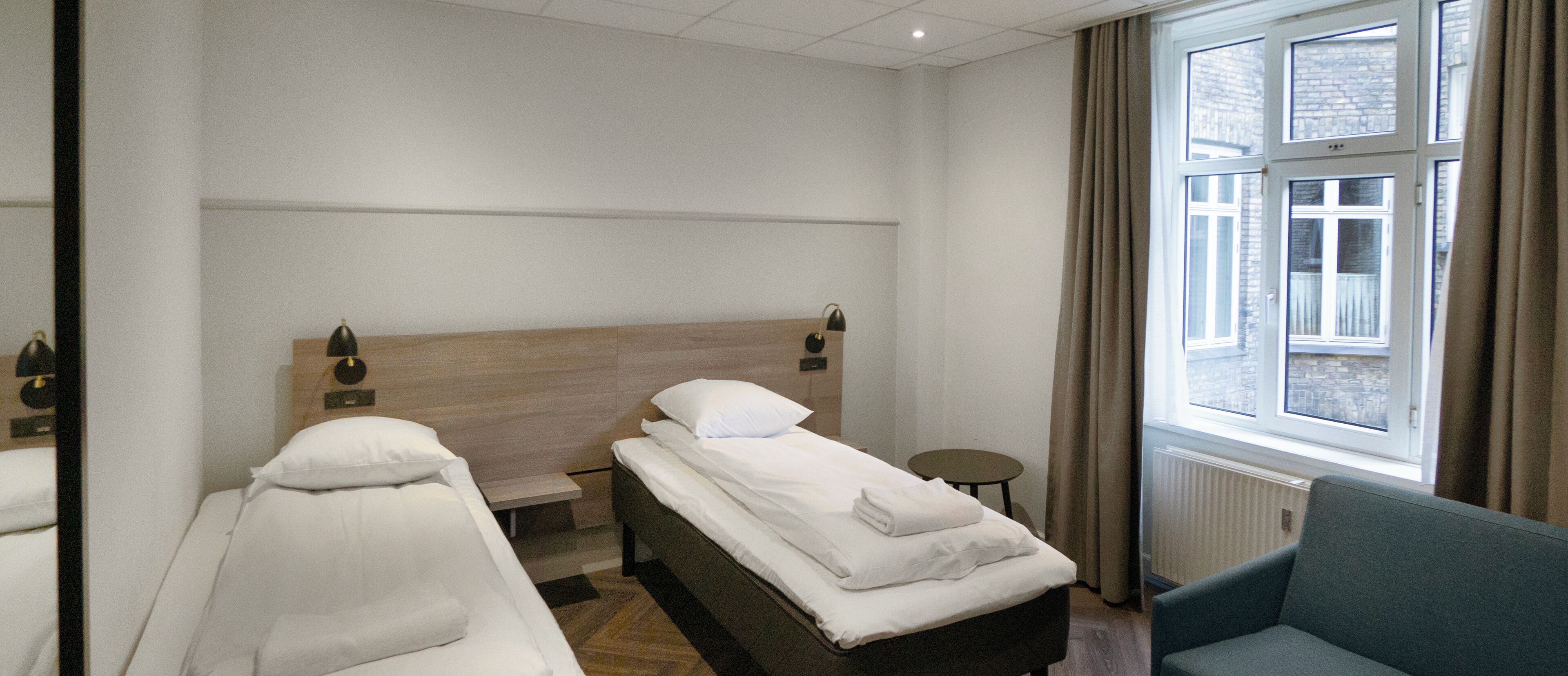 Tripla Standard, bagno privato (Twin Beds and Sofa Bed) | Una scrivania, ferro/asse da stiro, Wi-Fi gratuito, lenzuola