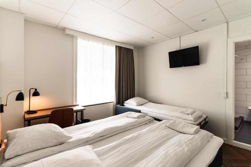 Tripla Standard, bagno privato (Double Bed and Sofa Bed) | Una scrivania, ferro/asse da stiro, Wi-Fi gratuito, lenzuola