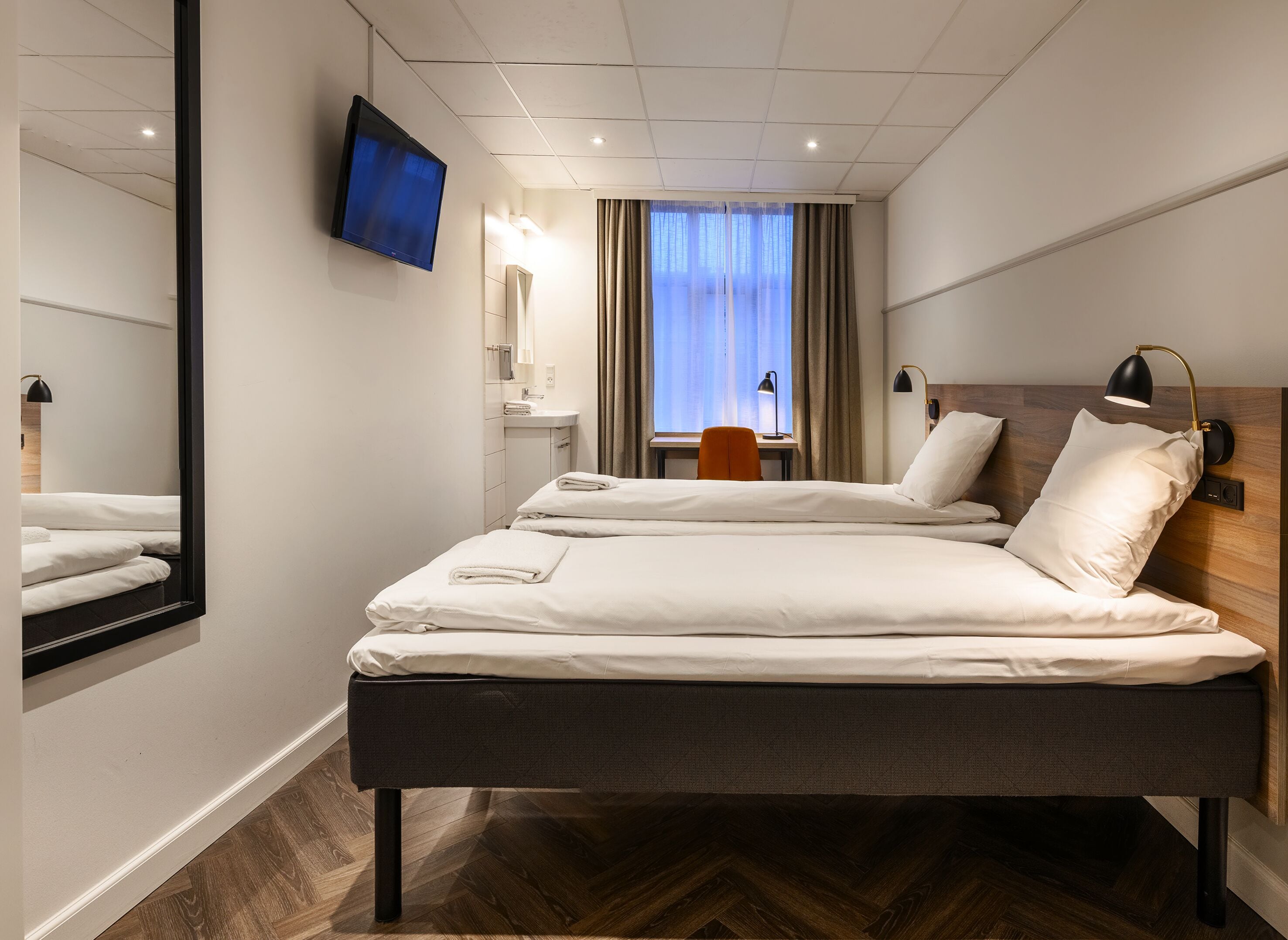 Camera Economy con 2 letti singoli, bagno condiviso | Una scrivania, ferro/asse da stiro, Wi-Fi gratuito, lenzuola